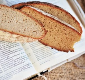 Photo de pain posé sur une bible